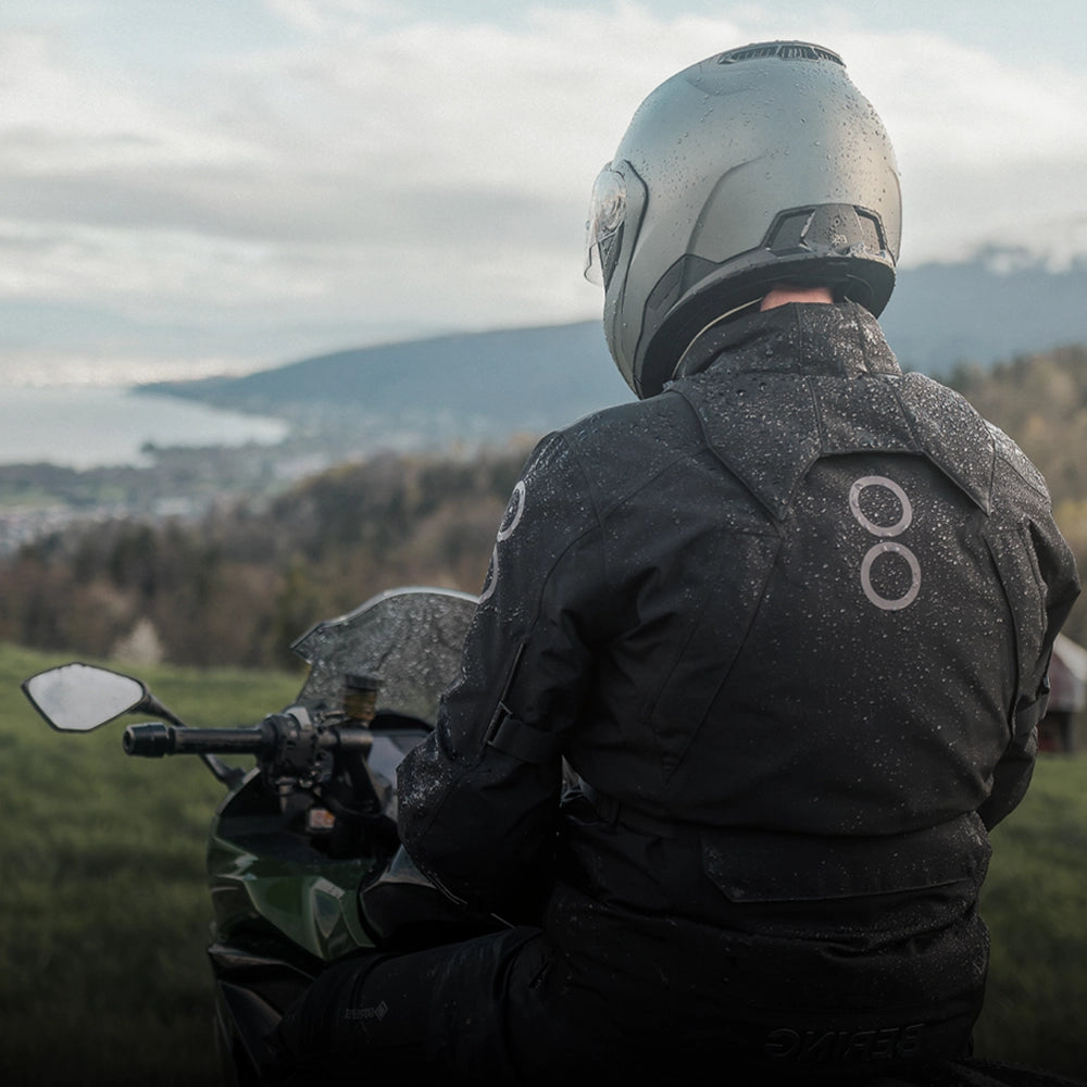 Motociclist BERING pe motocicletă în condiții de ploaie